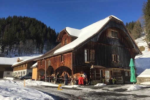 Der Stall von aussen im Winter.