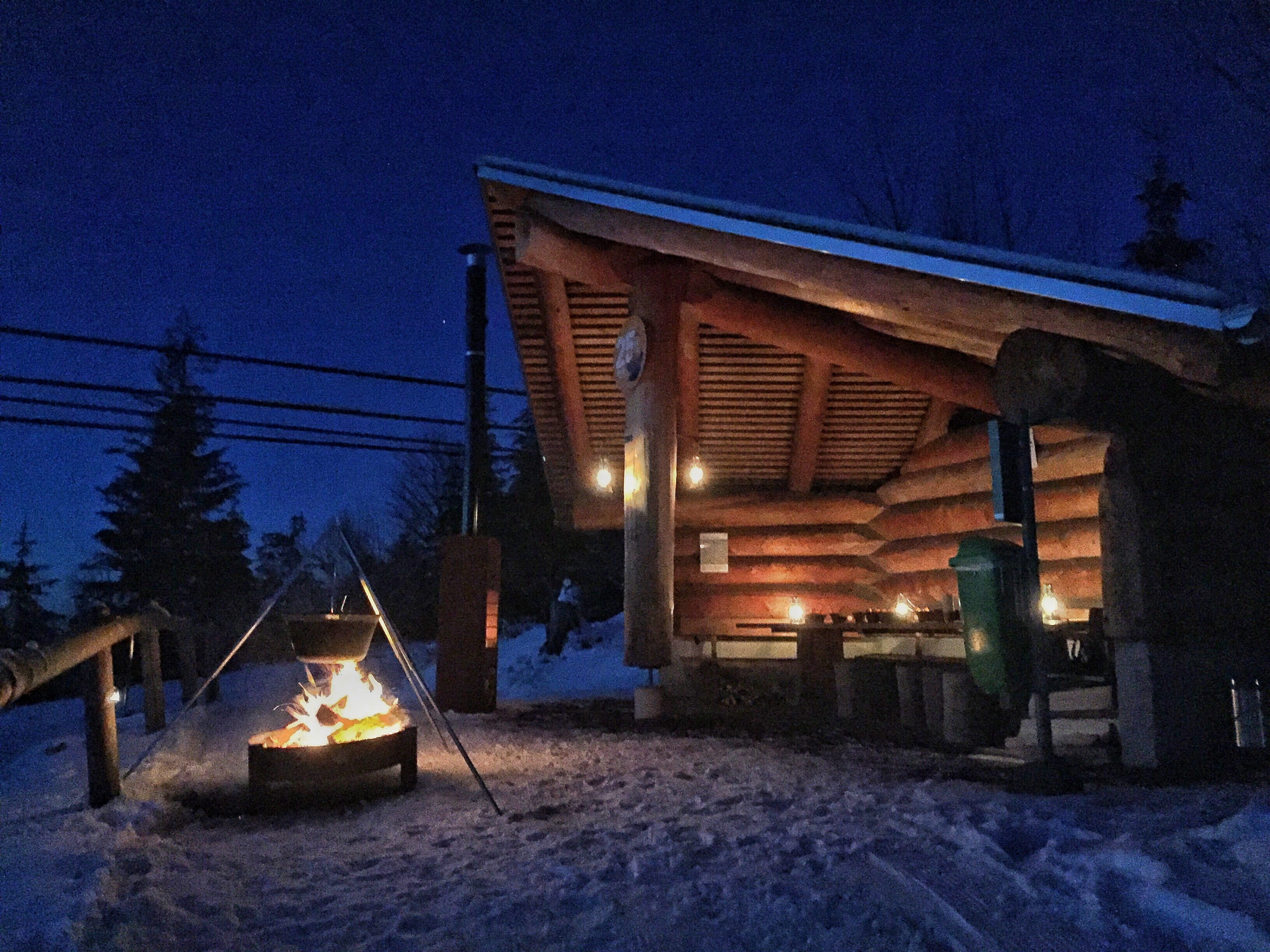 Grillstelle im Winter mit schönem holz Unterstand/Sitzplatz