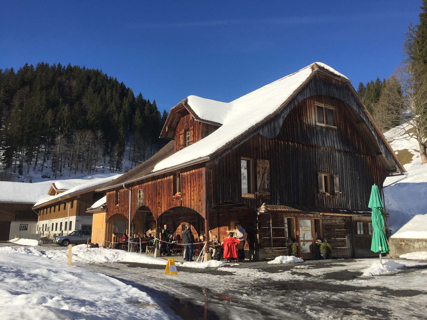 Der Stall von aussen im Winter.